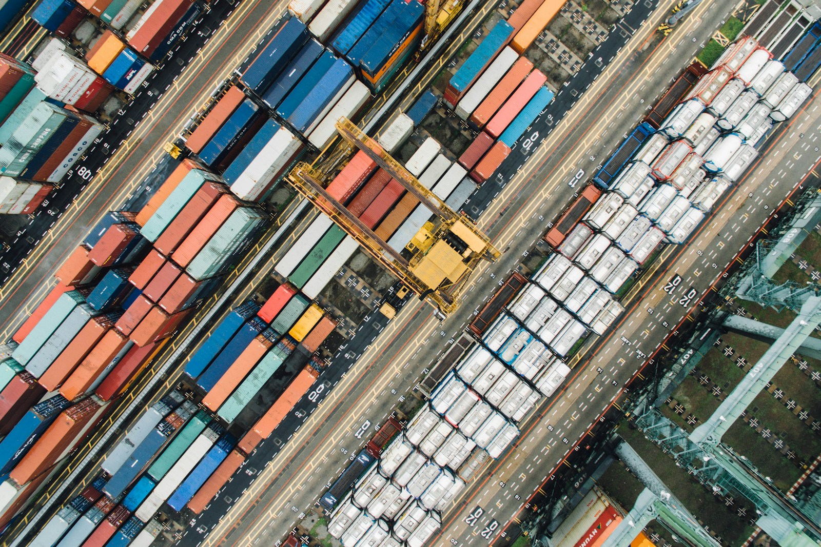 Vue aérienne de conteneurs et de grues dans un port international